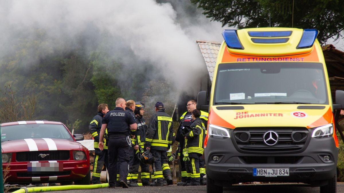 Ein 59-Jähriger versuchte noch, die Flammen zu löschen, verletzte sich dabei aber und kam zur Behandlung ins Krankenhaus.