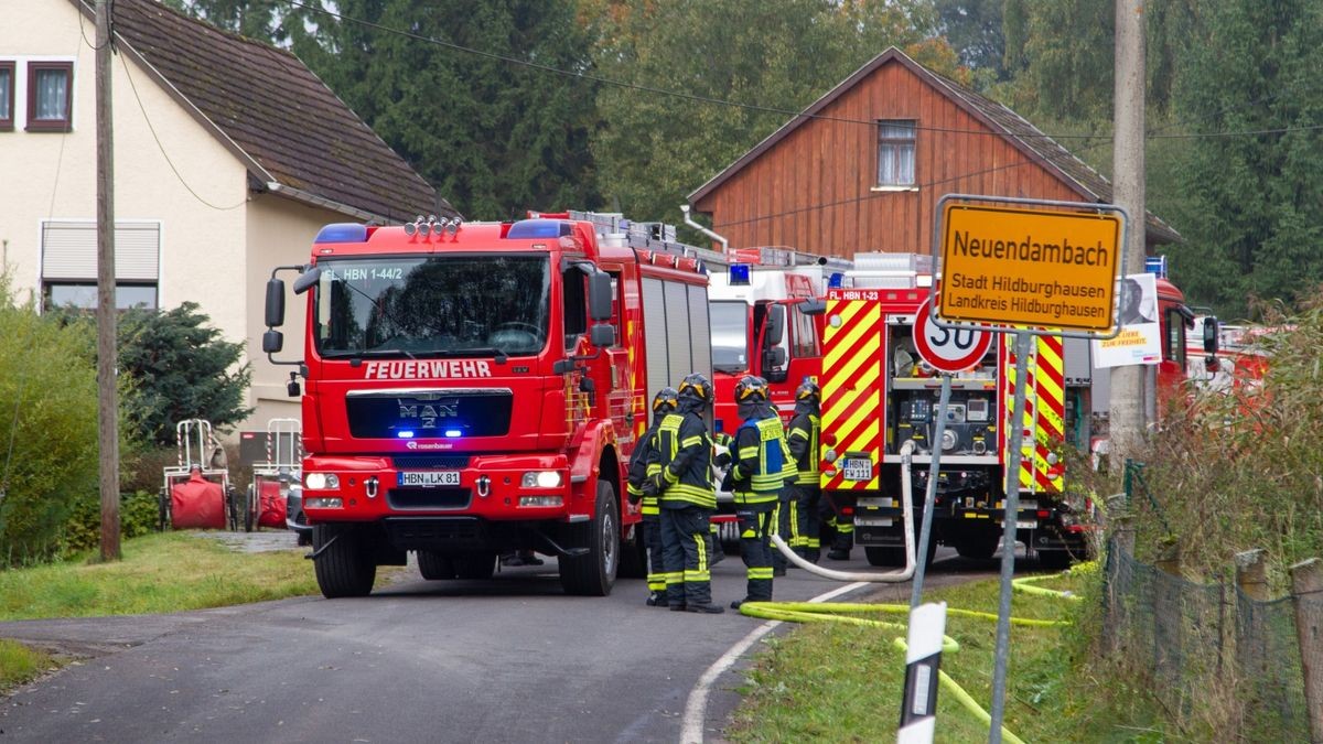 Im Hildburghäuser Ortsteil Neuendambach ist eine Scheune in Brand geraten. Laut erster Informationen wollte der Besitzer ein Wespennest verbotenerweise mit einem Gasbrenner entfernen.