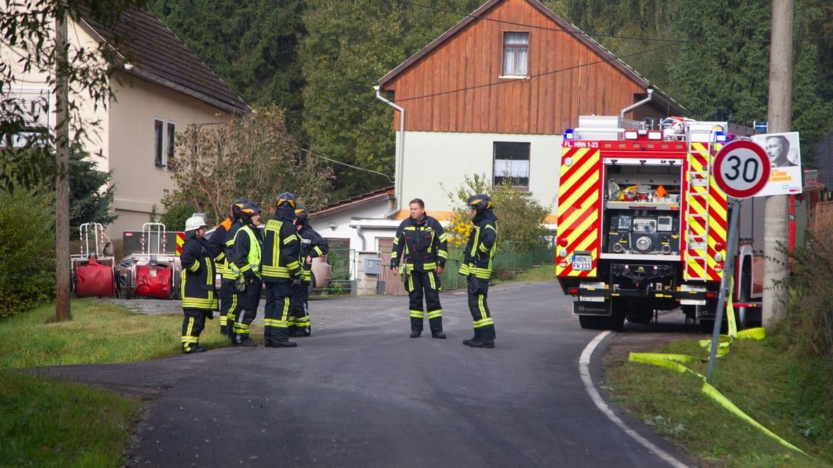 Im Hildburghäuser Ortsteil Neuendambach ist eine Scheune in Brand geraten. Laut erster Informationen wollte der Besitzer ein Wespennest verbotenerweise mit einem Gasbrenner entfernen.