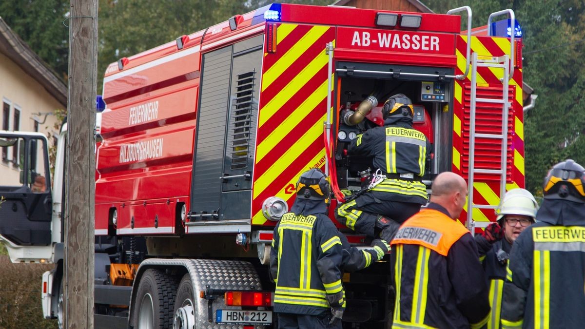 Im Hildburghäuser Ortsteil Neuendambach ist eine Scheune in Brand geraten. Laut erster Informationen wollte der Besitzer ein Wespennest verbotenerweise mit einem Gasbrenner entfernen.