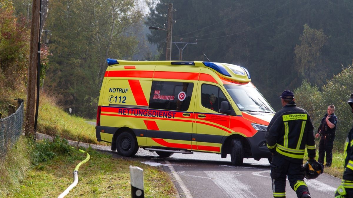 Im Hildburghäuser Ortsteil Neuendambach ist eine Scheune in Brand geraten. Laut erster Informationen wollte der Besitzer ein Wespennest verbotenerweise mit einem Gasbrenner entfernen.