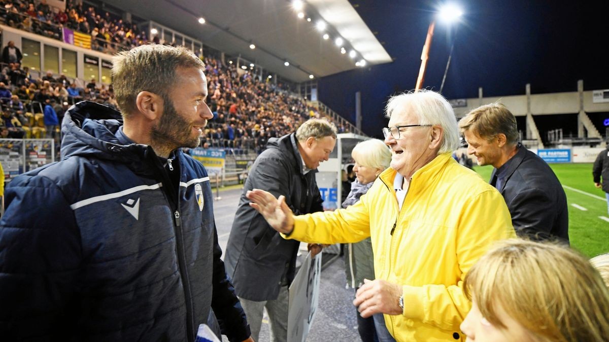 Feiern am selben Tag Geburtstag: Jenas neuer Trainer Andreas Patz (38, l.) gratuliert Peter Ducke zum 80.