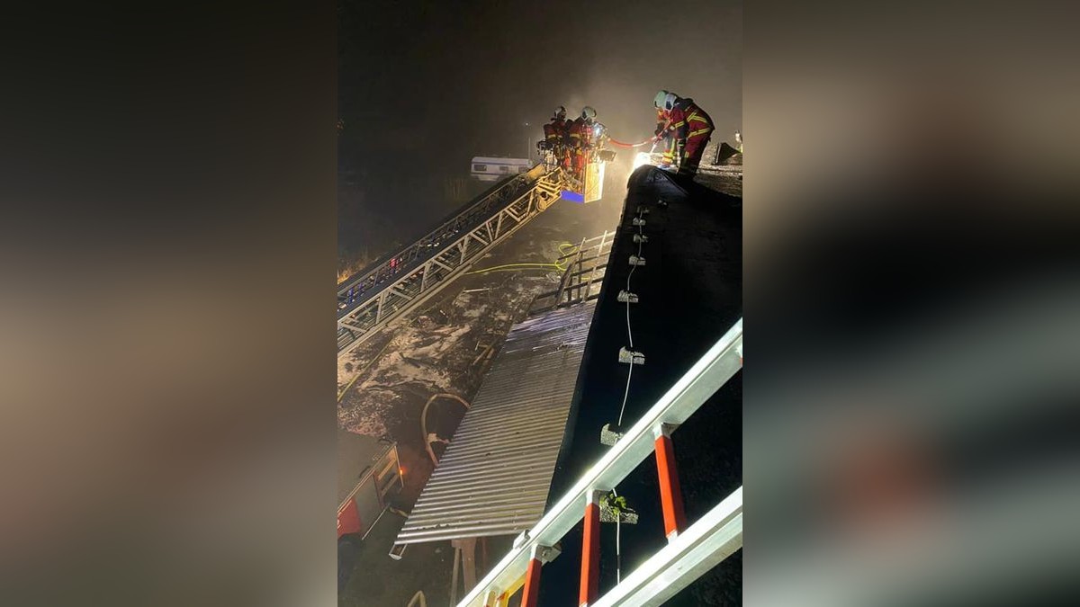 Ein Feuerwehr-Trupp begab sich mit Atemschutz in das Gebäude, ein zweiter Trupp löschte von außen. Auch die Drehleiter war zur Brandbekämpfung im Einsatz. Die Einsatzkräfte der Feuerwehr Saaldorf bereiteten die Löschwasserversorgung vom Löschteich mit einer langen Schlauchstrecke vor.