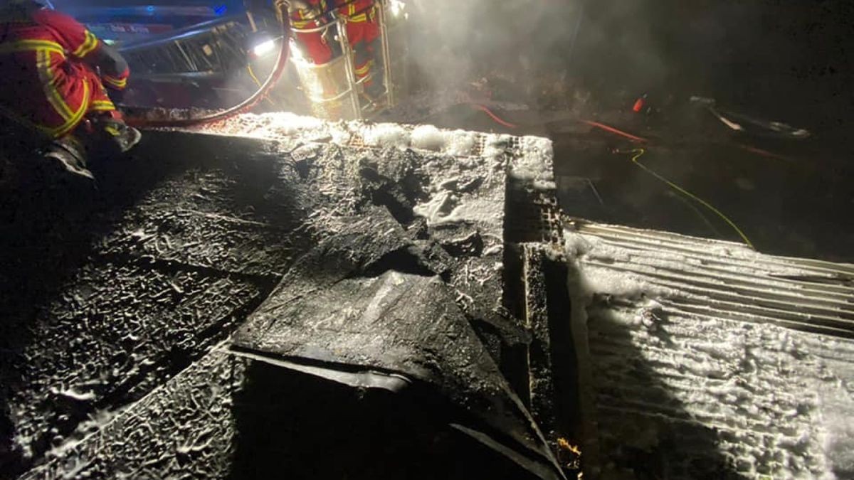 Die Bad Lobensteiner Feuerwehr sprach von einem langwierigen, gefährlichen und schweren Einsatz. Die Kripo ermittelt zur Brandursache.