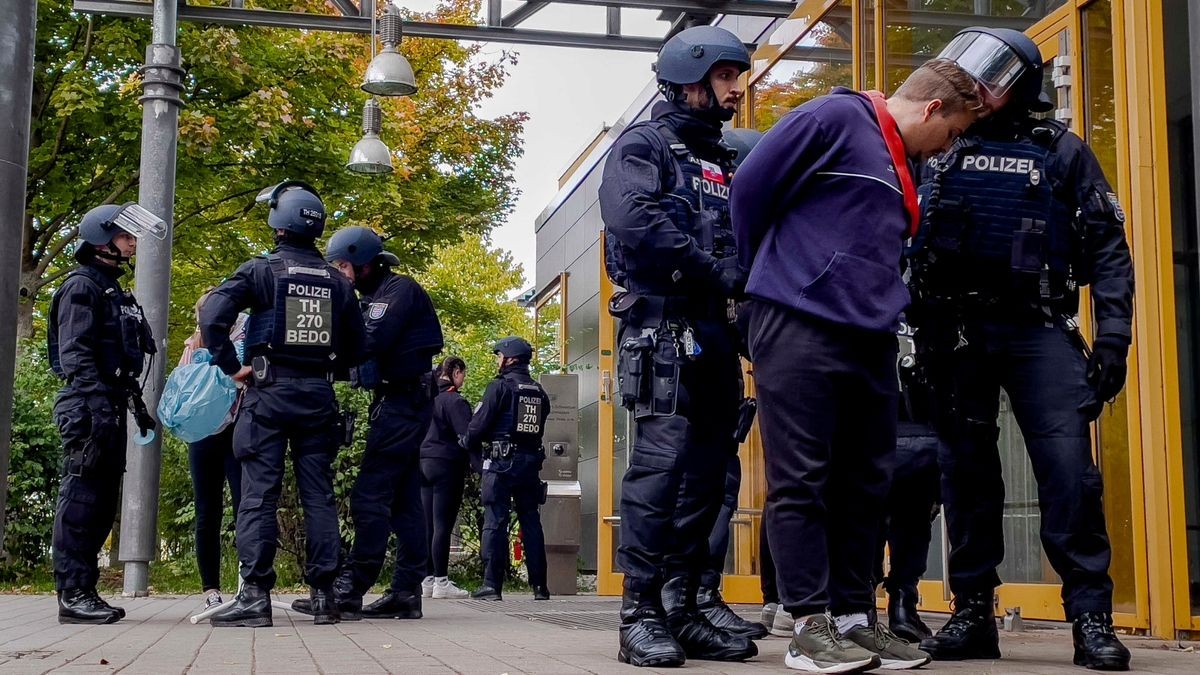 Die Thüringer Polizei probte am Sonntag einen Großeinsatz in Erfurt. Etwa 1200 Polizisten waren beteiligt, außerdem etwa 60 Statisten. Auch Feuerwehr und Seelsorger waren vor Ort im Einsatz.