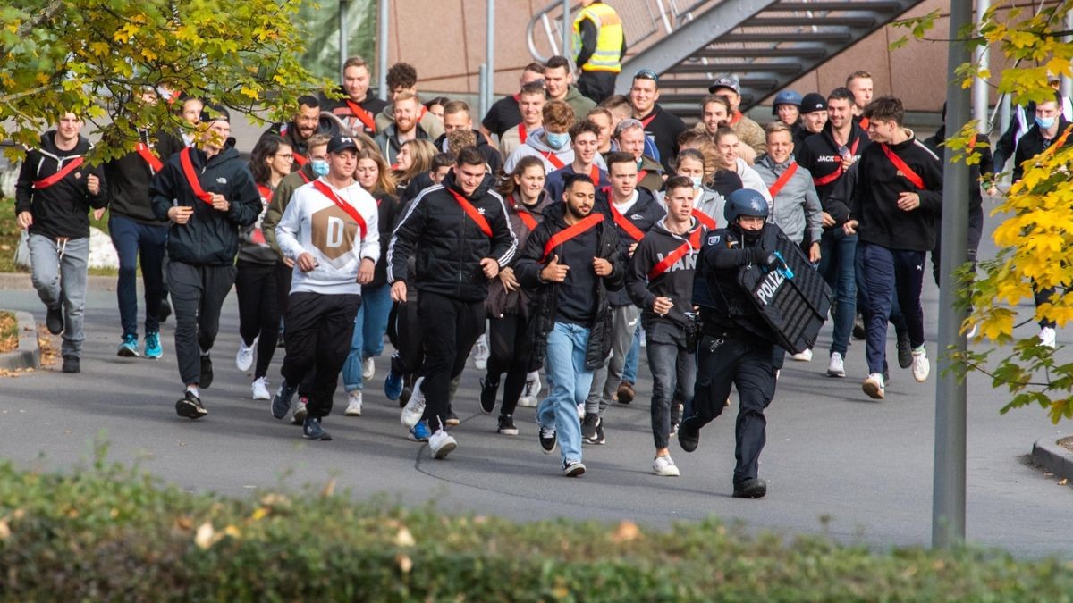 Die Thüringer Polizei probte am Sonntag einen Großeinsatz in Erfurt. Etwa 1200 Polizisten waren beteiligt, außerdem etwa 60 Statisten. Auch Feuerwehr und Seelsorger waren vor Ort im Einsatz.