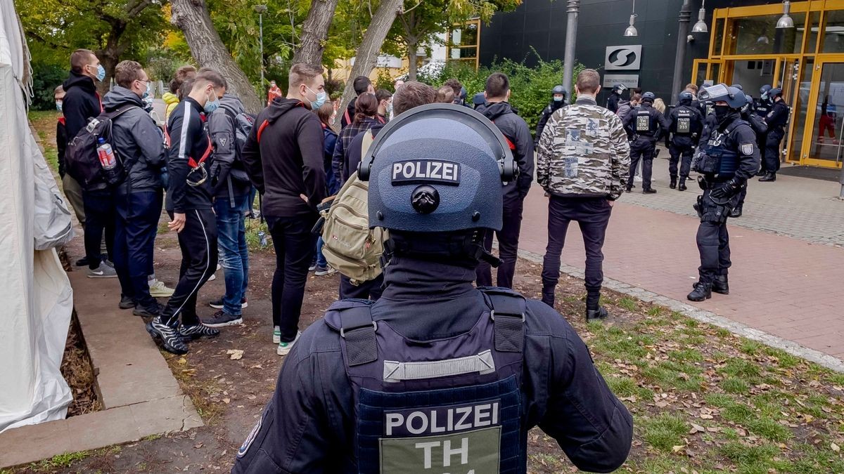 Die Thüringer Polizei probte am Sonntag einen Großeinsatz in Erfurt. Etwa 1200 Polizisten waren beteiligt, außerdem etwa 60 Statisten. Auch Feuerwehr und Seelsorger waren vor Ort im Einsatz.