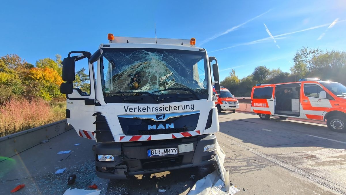 Bei einem Unfall auf der A4 bei Erfurt sind drei Personen verletzt worden.