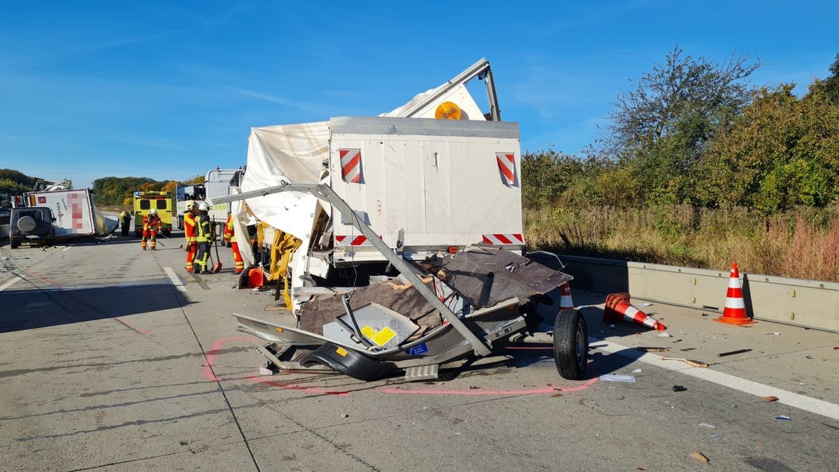 Ein mit Papierrollen beladener Sattelzug war auf ein Baustellenfahrzeug mit Anhänger, das auf dem Standstreifen stand, aufgefahren.