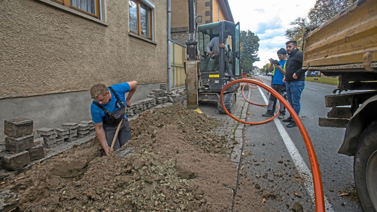 Für den Glasfaserausbau legen Teo, Michael, Omer sowie Bauleiter Tamer Leerrohr in den Olberslebener Untergrund.