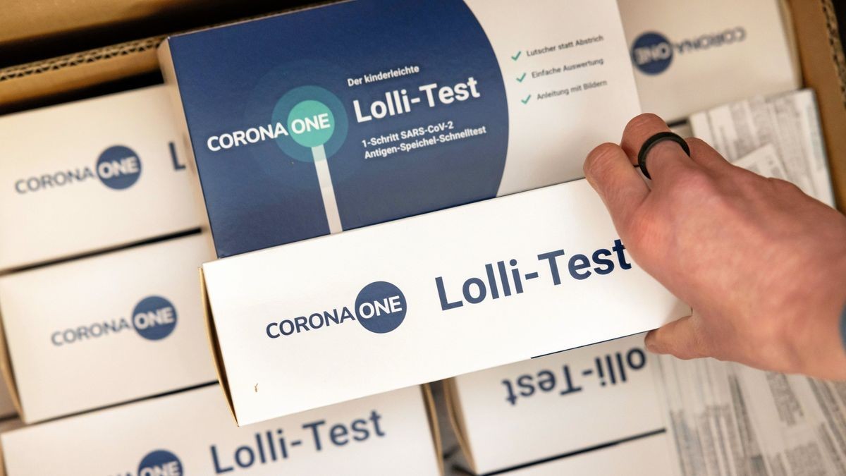 Die Schulleiterin einer Grundschule in Thüringen packt einen „Lolli-Test