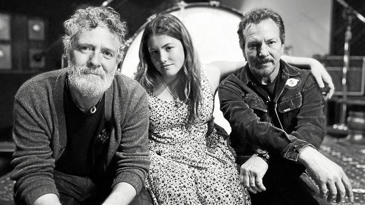 Glen Hansard, Olivia Vedder und Eddie Vedder (von links), spielen auf dem Soundtrack „Flag Day“.