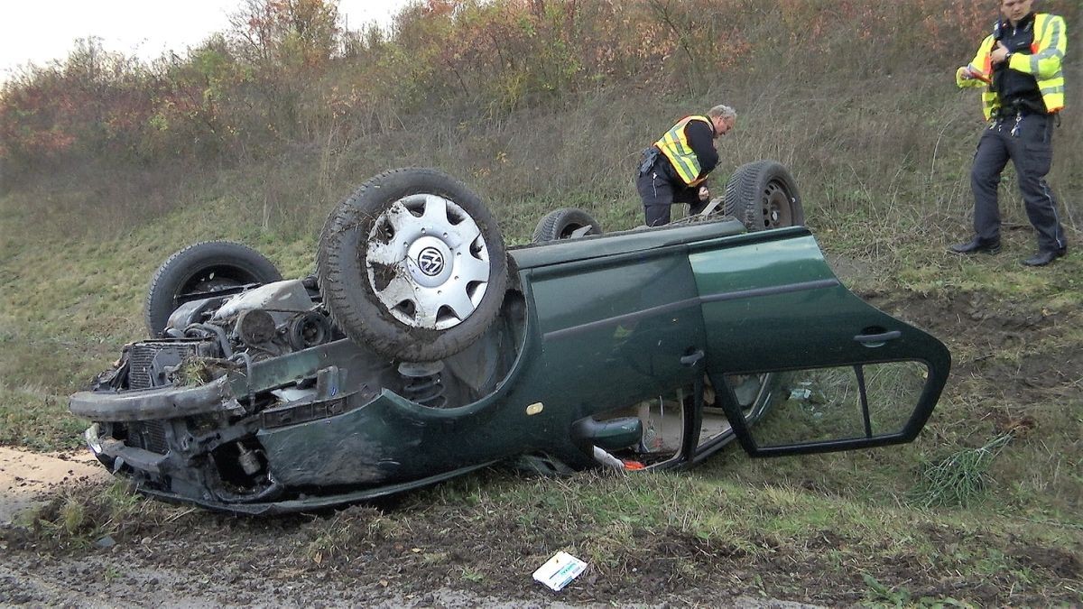 Die Autofahrerin verletzte sich und wurde in ein Krankenhaus gebracht. 