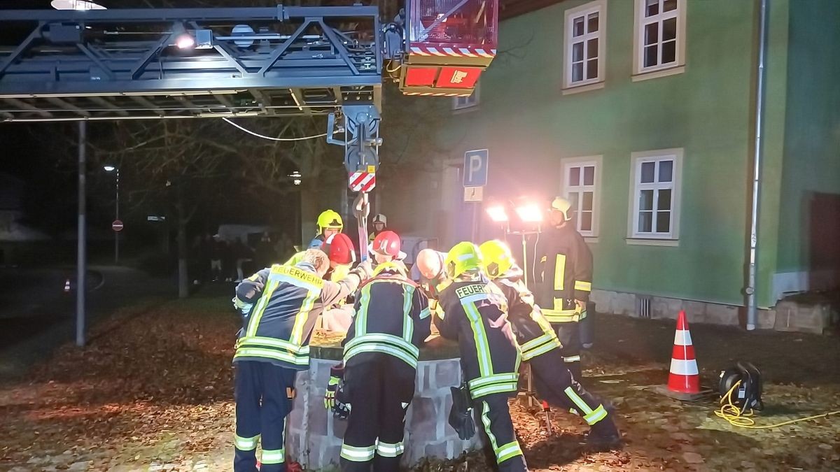 Vor Ort bestätigte sich die Lage, so dass die Drehleiter der Feuerwehr Schlotheim angefordert wurde.