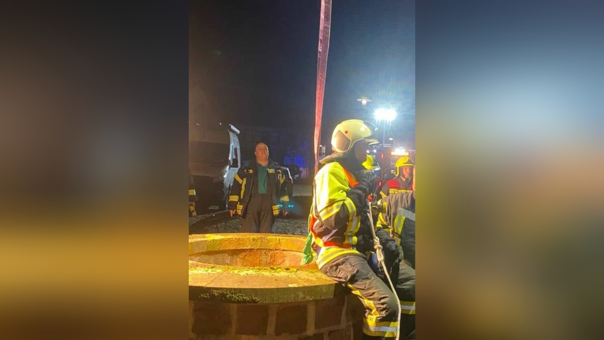 Die Einsatzkräfte leuchteten zunächst den Bereich am, um und im Brunnen aus. Dann wurde die Abdeckung des Brunnens vollständig abgenommen, um zu dem Tier zu gelangen.