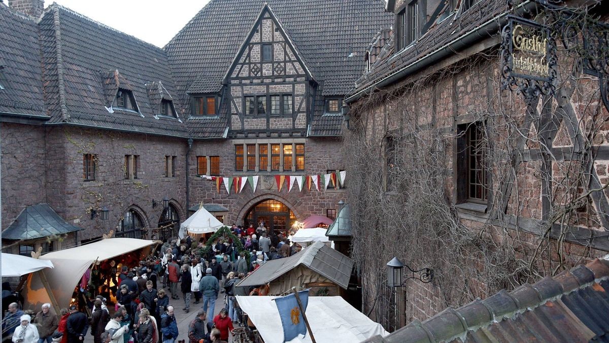 Angesichts der Regelungen und Einschränkungen lasse sich der Weihnachtsmarkt auf der Wartburg mit Tausenden Gästen aus Thüringen und ganz Deutschland nicht in gewohnt stimmungsvoller Weise umsetzen, so die Wartburg-Stiftung in Eisenach.