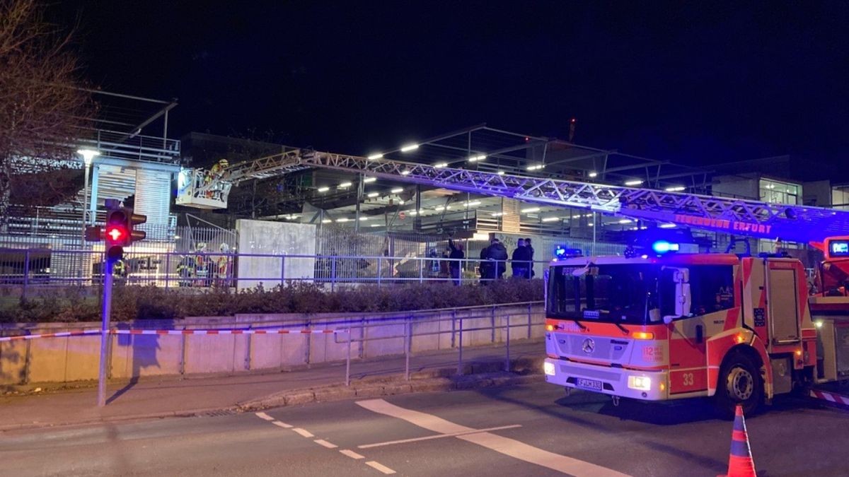 Ein Großaufgebot an Polizei, Rettungskräften und Feuerwehr ist derzeit am Parkhaus des Helios-Klinikums in Erfurt im Einsatz.