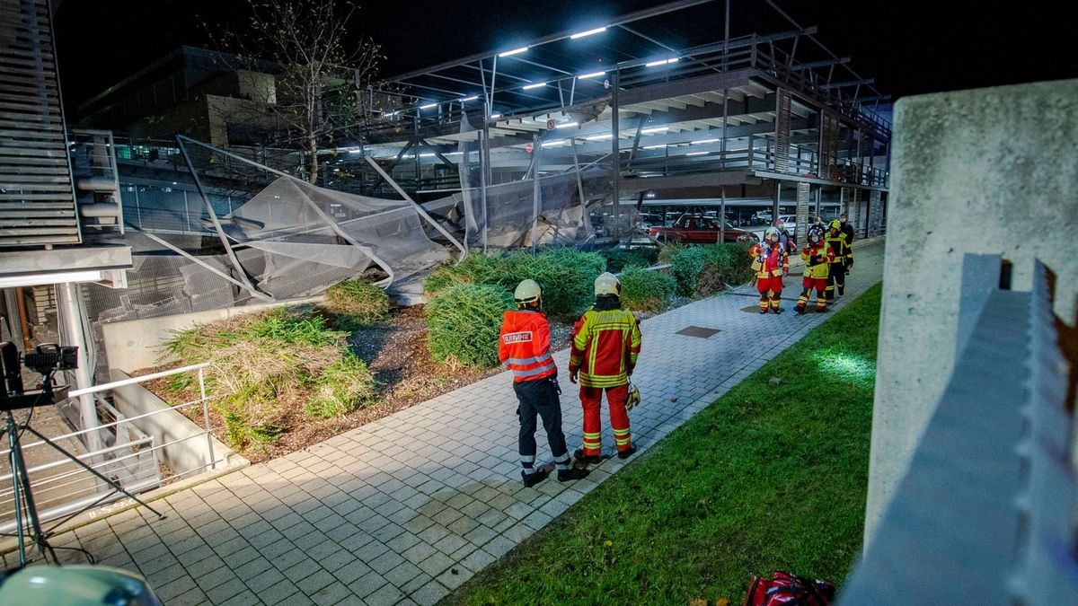 Neben den Einsatzkräften ist auch ein Statiker vor Ort, um die Gebäudestruktur zu eruieren.