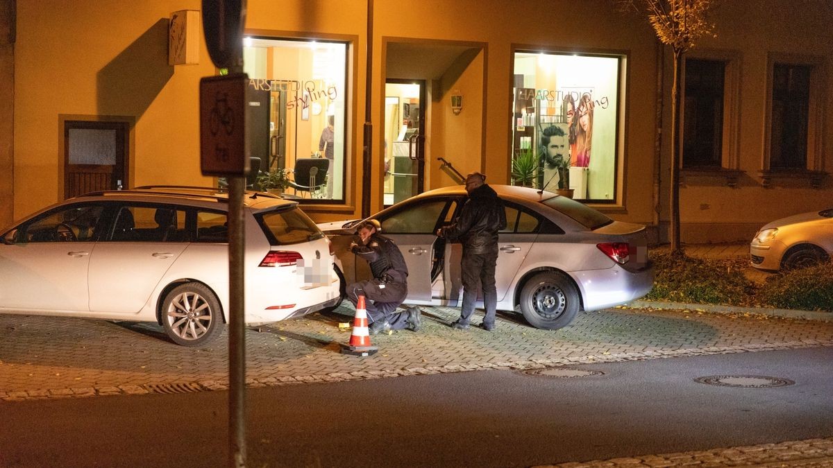 Bei einem Streit in llmenau ist am Dienstagabend ein Mann mit einem Messer verletzt worden. Wie die Polizei mitteilte, wird nach dem mutmaßlichen Täter noch gefahndet.