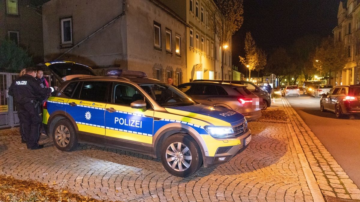 Bei einem Streit in llmenau ist am Dienstagabend ein Mann mit einem Messer verletzt worden. Wie die Polizei mitteilte, wird nach dem mutmaßlichen Täter noch gefahndet.