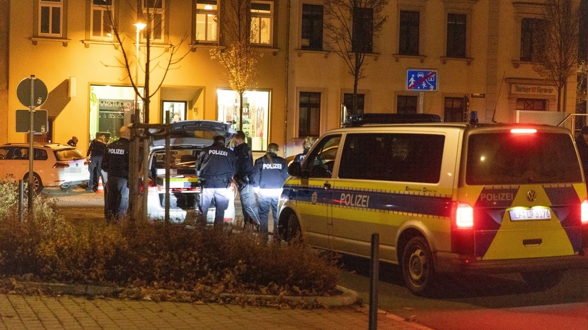 Bei einem Streit in llmenau ist am Dienstagabend ein Mann mit einem Messer verletzt worden. Wie die Polizei mitteilte, wird nach dem mutmaßlichen Täter noch gefahndet.