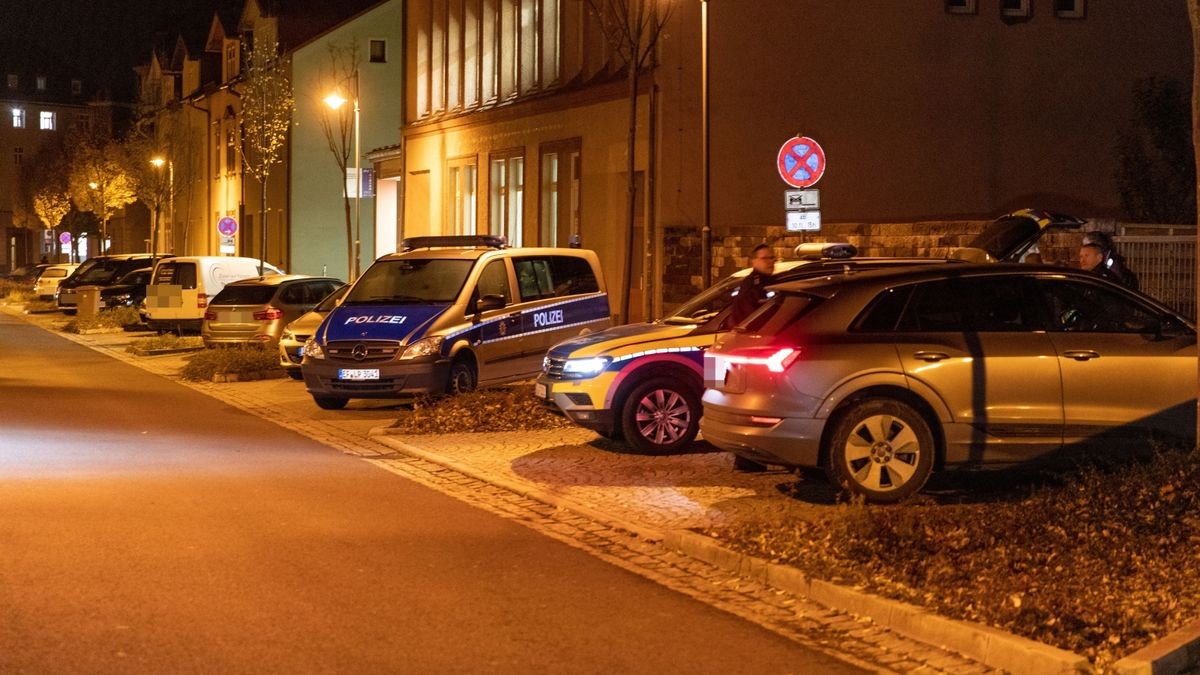 In Ilmenau ist es zu einer tätlichen Auseinandersetzung gekommen, bei der ein polizeibekannter Mann mit einem Messer auf einen anderen losgegangen ist.