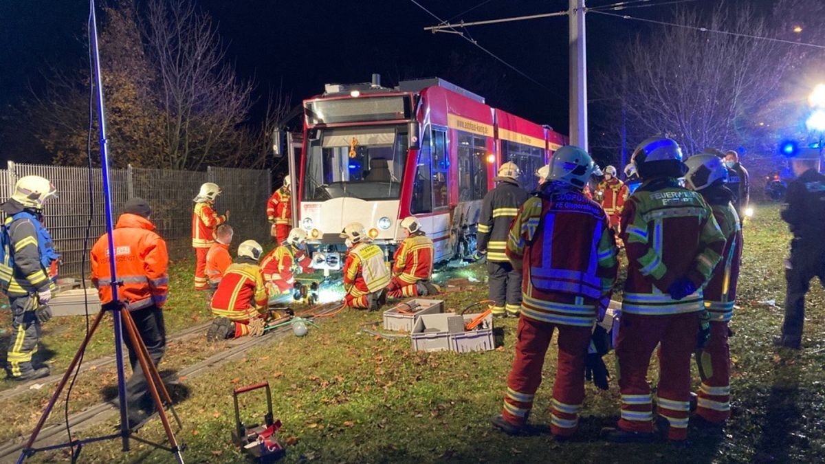 In Erfurt ist eine Person nach einem Unfall mit einer Straßenbahn verstorben. Die Einsatzkräfte hatten noch Rettungsmaßnahmen unternommen, jedoch erfolglos.