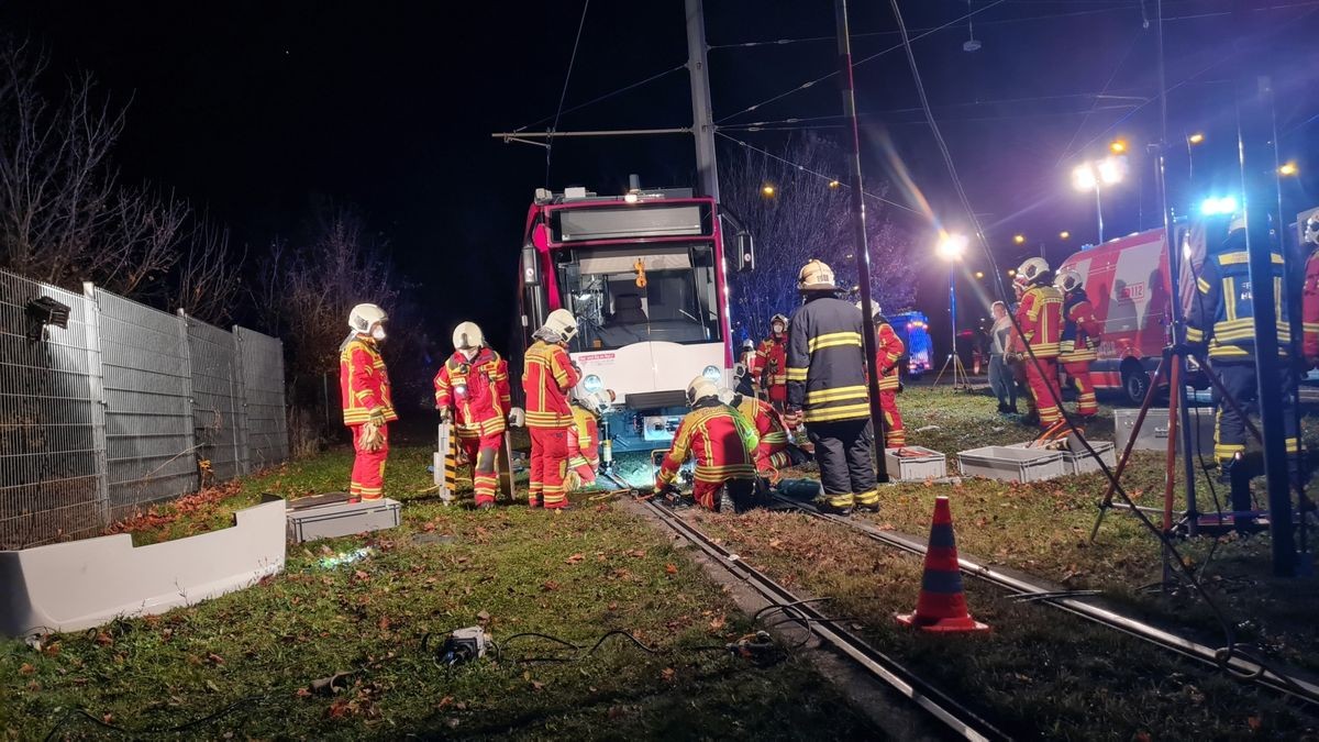 In Erfurt ist eine Person nach einem Unfall mit einer Straßenbahn verstorben. Die Einsatzkräfte hatten noch Rettungsmaßnahmen unternommen, jedoch erfolglos.