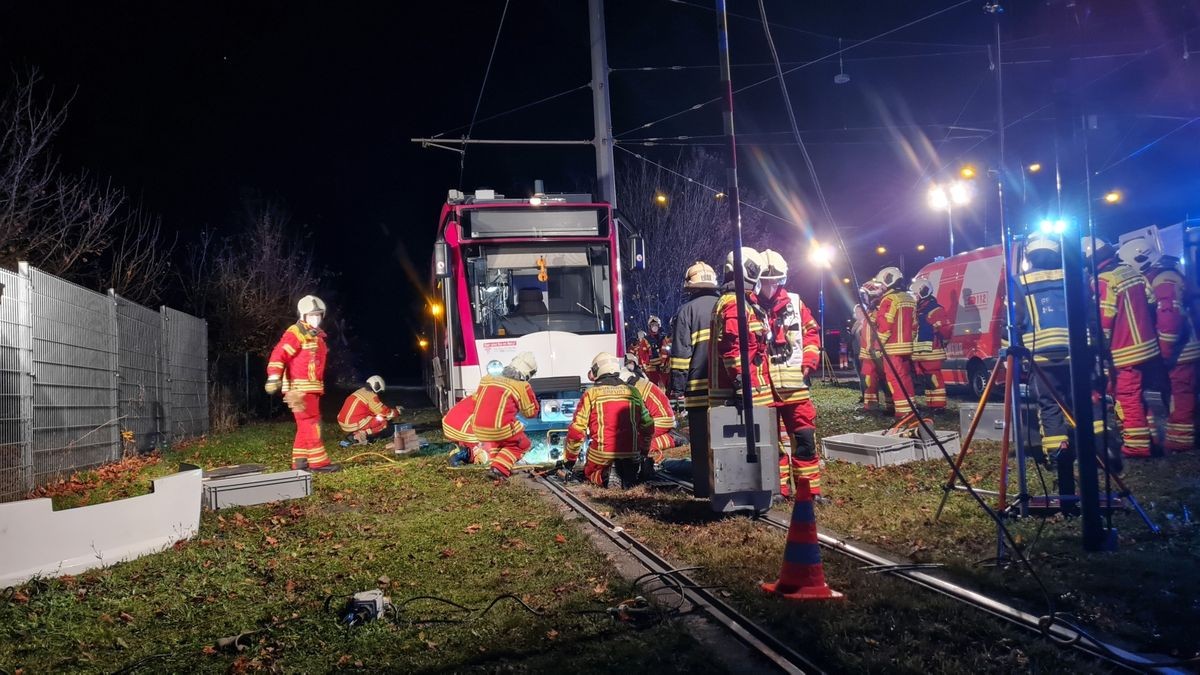 In Erfurt ist eine Person nach einem Unfall mit einer Straßenbahn verstorben. Die Einsatzkräfte hatten noch Rettungsmaßnahmen unternommen, jedoch erfolglos.