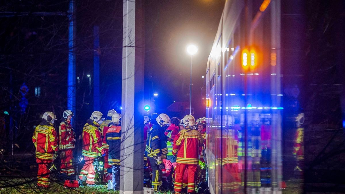 Bei einem Unfall mit einer Straßenbahn oberhalb der Messe in Erfurt ist eine Person am Dienstagabend verstorben.