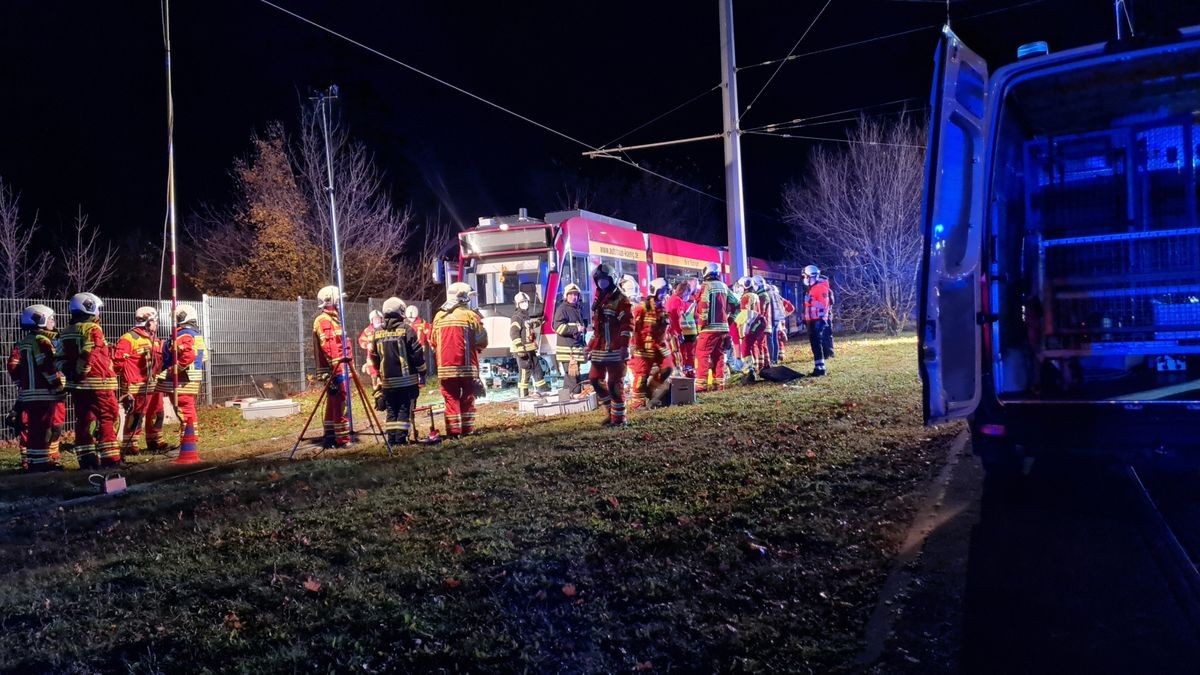 In Erfurt ist eine Person nach einem Unfall mit einer Straßenbahn verstorben. Die Einsatzkräfte hatten noch Rettungsmaßnahmen unternommen, jedoch erfolglos.