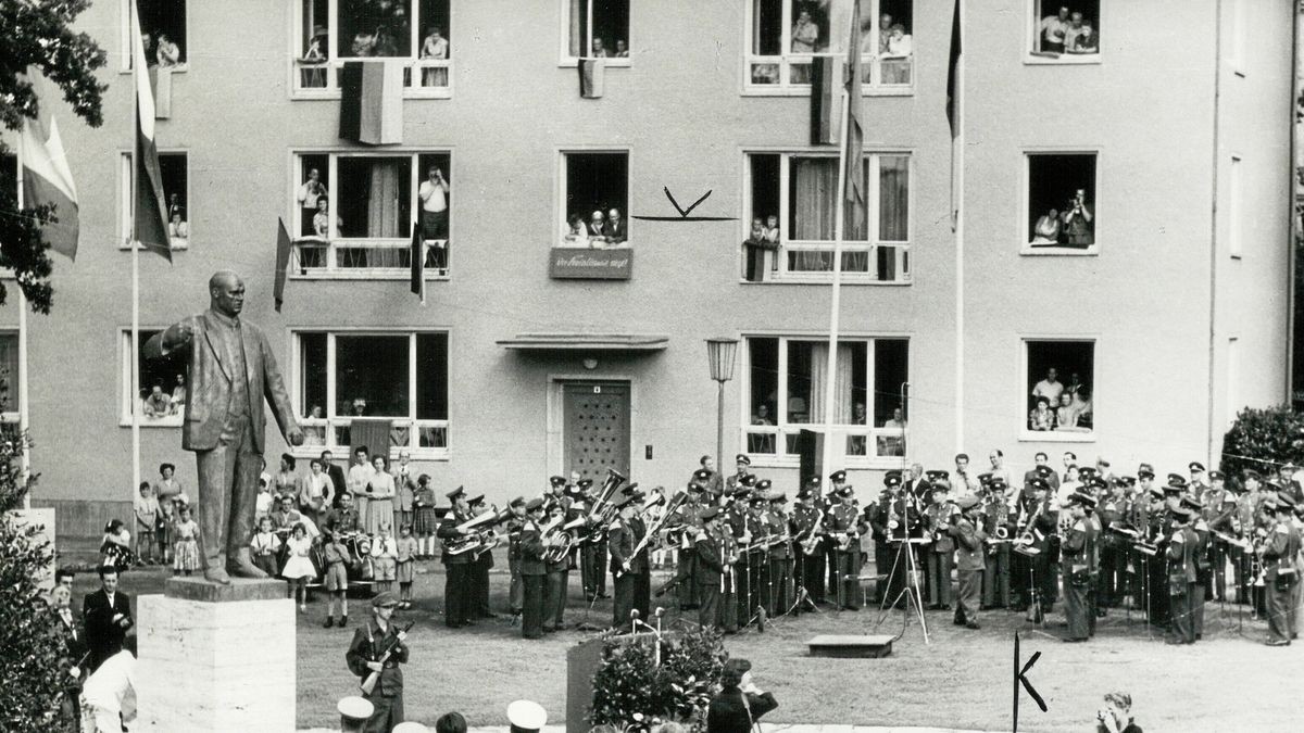 Diese Aufnahme entstand bei der Einweihung des Denkmals für Ernst Thälmann am 17. August 1958 auf dem erst wenige Jahre zuvor umbenannten 