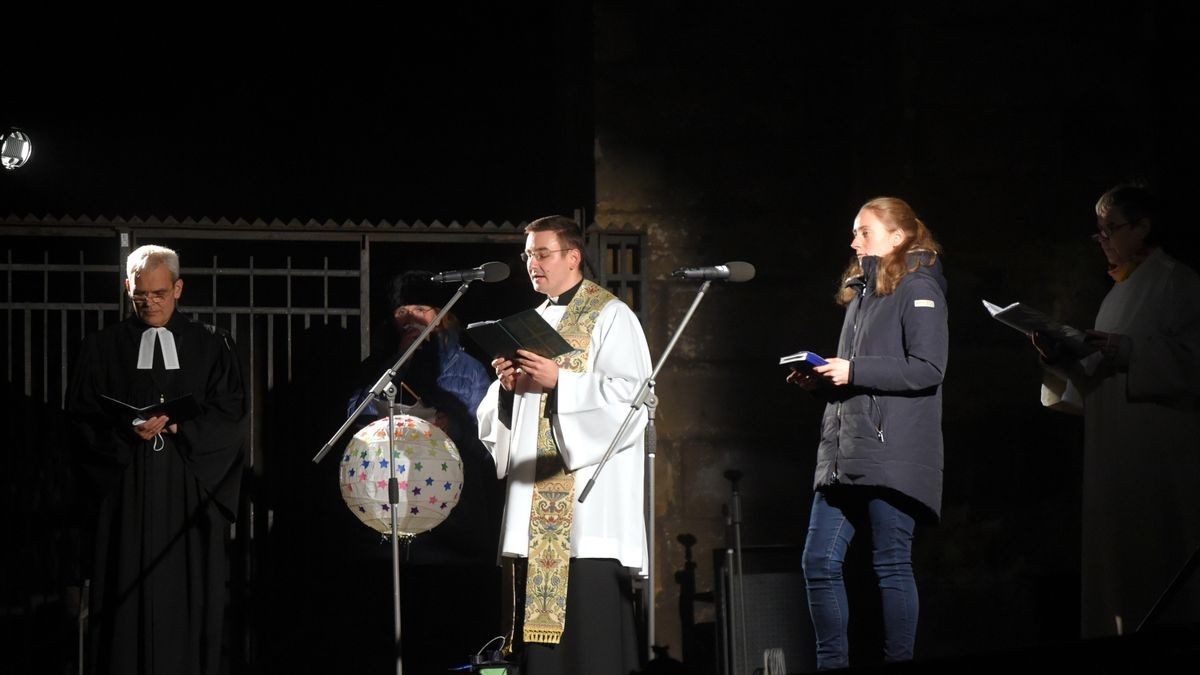 Martini hat für Erfurt schon immer eine ganz besondere Bedeutung, da man des Reformators Martin Luther, der auch in Erfurt gelebt hat, sowie des Erfurter Stadtpatrons, des heiligen Martin von Tours, gedenkt. Deshalb begehen die beiden großen Kirchen Martini seit Jahrzehnten schon gemeinsam als ökumenisches Fest auf den Erfurter Domstufen. Dieser ökumenische Gottesdienst konnte dieses Jahr Pandemiebedingt nur kurz und unter Auflagen stattfinden. Trotz allem wurde der Domplatz durch die Kinder mit ihren Laternen zum Lichtermeer.