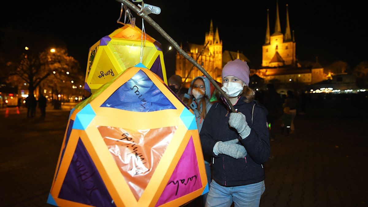 Martini hat für Erfurt schon immer eine ganz besondere Bedeutung, da man des Reformators Martin Luther, der auch in Erfurt gelebt hat, sowie des Erfurter Stadtpatrons, des heiligen Martin von Tours, gedenkt. Deshalb begehen die beiden großen Kirchen Martini seit Jahrzehnten schon gemeinsam als ökumenisches Fest auf den Erfurter Domstufen. Dieser ökumenische Gottesdienst konnte dieses Jahr Pandemiebedingt nur kurz und unter Auflagen stattfinden. Trotz allem wurde der Domplatz durch die Kinder mit ihren Laternen zum Lichtermeer.