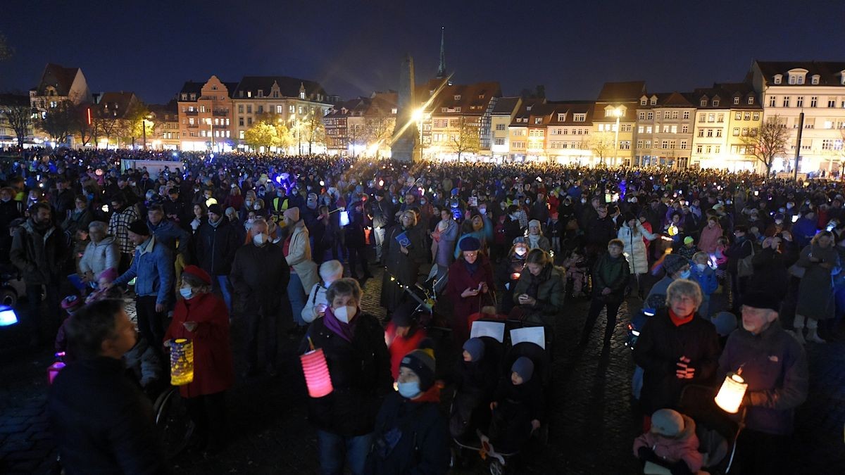 Martini hat für Erfurt schon immer eine ganz besondere Bedeutung, da man des Reformators Martin Luther, der auch in Erfurt gelebt hat, sowie des Erfurter Stadtpatrons, des heiligen Martin von Tours, gedenkt. Deshalb begehen die beiden großen Kirchen Martini seit Jahrzehnten schon gemeinsam als ökumenisches Fest auf den Erfurter Domstufen. Dieser ökumenische Gottesdienst konnte dieses Jahr Pandemiebedingt nur kurz und unter Auflagen stattfinden. Trotz allem wurde der Domplatz durch die Kinder mit ihren Laternen zum Lichtermeer.