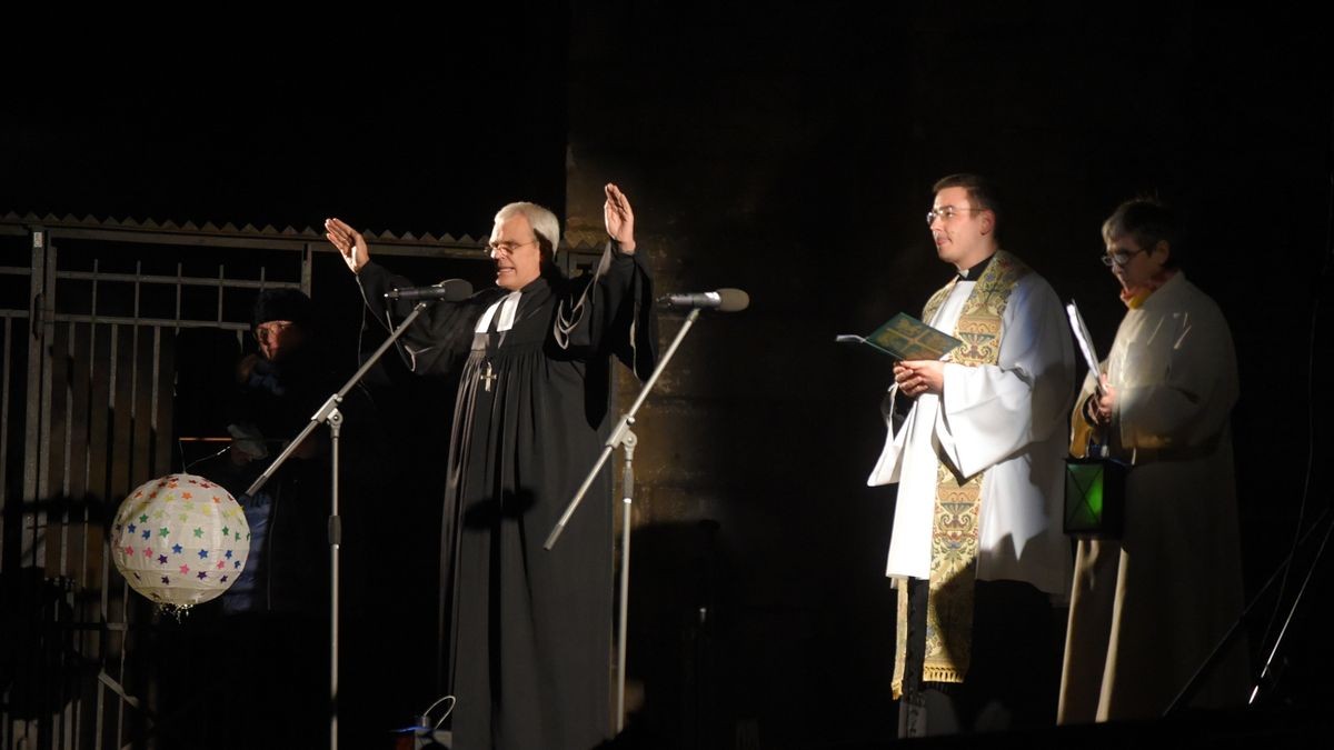 Martini hat für Erfurt schon immer eine ganz besondere Bedeutung, da man des Reformators Martin Luther, der auch in Erfurt gelebt hat, sowie des Erfurter Stadtpatrons, des heiligen Martin von Tours, gedenkt. Deshalb begehen die beiden großen Kirchen Martini seit Jahrzehnten schon gemeinsam als ökumenisches Fest auf den Erfurter Domstufen. Dieser ökumenische Gottesdienst konnte dieses Jahr Pandemiebedingt nur kurz und unter Auflagen stattfinden. Trotz allem wurde der Domplatz durch die Kinder mit ihren Laternen zum Lichtermeer.