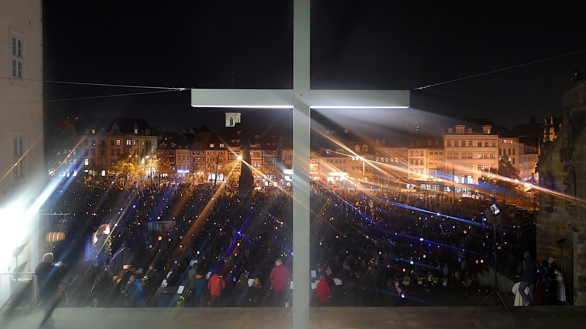 Martini hat für Erfurt schon immer eine ganz besondere Bedeutung, da man des Reformators Martin Luther, der auch in Erfurt gelebt hat, sowie des Erfurter Stadtpatrons, des heiligen Martin von Tours, gedenkt. Deshalb begehen die beiden großen Kirchen Martini seit Jahrzehnten schon gemeinsam als ökumenisches Fest auf den Erfurter Domstufen. Dieser ökumenische Gottesdienst konnte dieses Jahr Pandemiebedingt nur kurz und unter Auflagen stattfinden. Trotz allem wurde der Domplatz durch die Kinder mit ihren Laternen zum Lichtermeer.