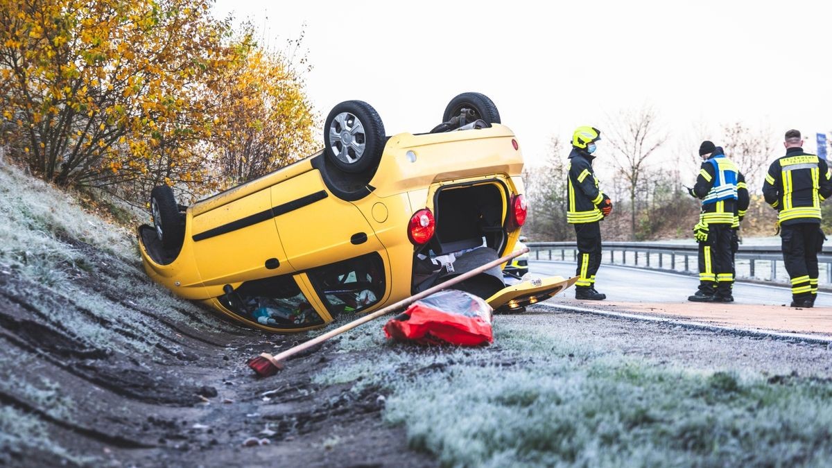 Auch an der Unfallstelle kämpften die Einsatzkräfte damit, nicht auszurutschen.