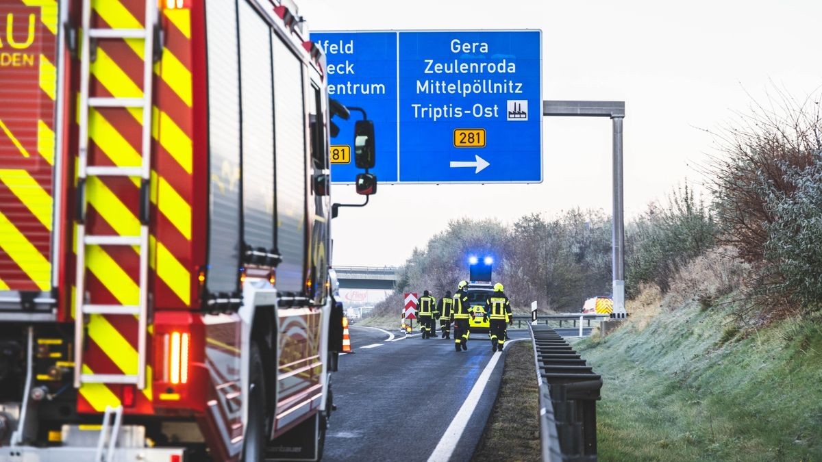 Die Feuerwehr musste die verletzte Frau aus dem Auto befreien. Sie wurde mit dem Rettungswagen ins Krankenhaus nach Gera gebracht.