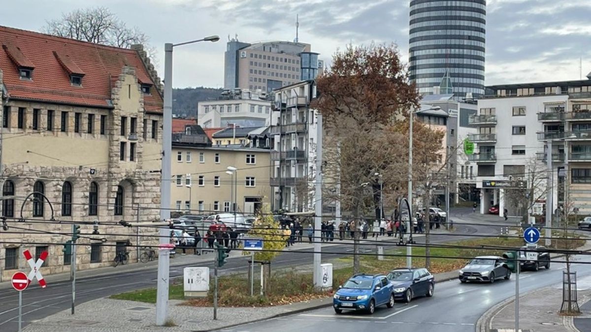 Eine Schlange bildete sich am Samstag, 13. November 2021, vor dem Impfzentrum in Jena.