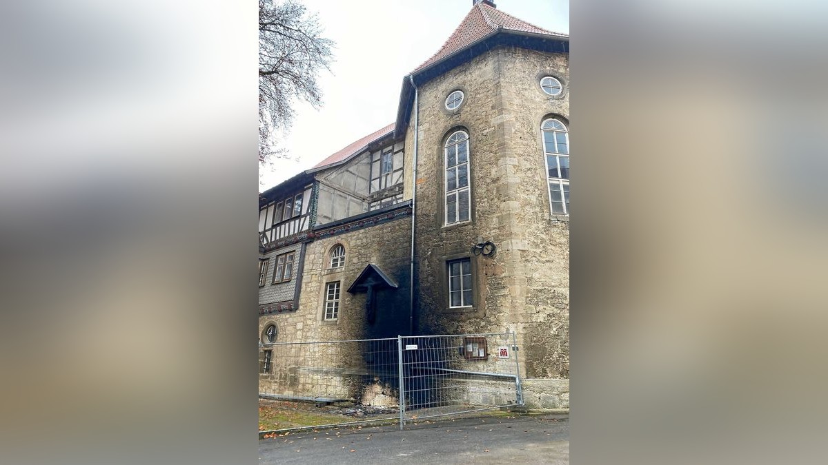 Die Fassade der Klosterkirche und ein Holzkreuz wurden beschädigt.