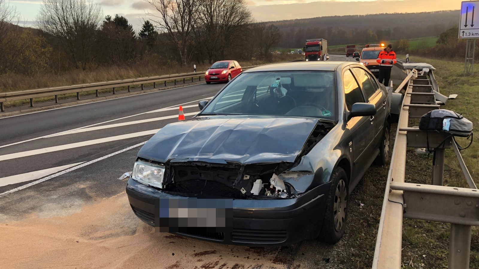 Reifen platzt am Anhänger Auto landet bei Sondershausen in Leitplanke