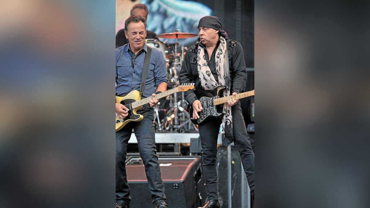 Bruce Springsteen und Steven van Zandt aka Little Steven von der E Street Band, hier bei einem Auftritt 2013 im Borussia-Park in Mönchen-Gladbach auf. (Archiv-Foto)