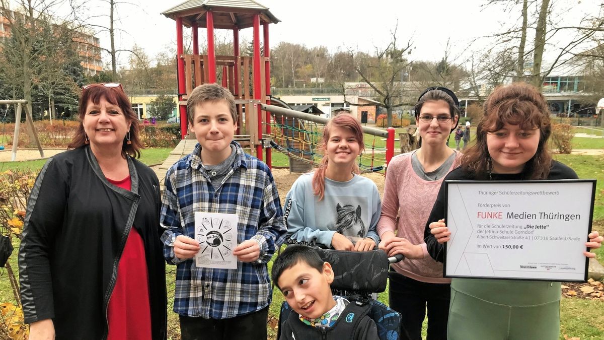 Die Schülerzeitung „Die Jette“ der Jettina-Förderschule in Saalfeld-Gorndorf erhält beim Schülerzeitungswettbewerb den Förderpreis von Funke Medien Thüringen. Markus, Salman (vorn), Seline, Franziska und Alina (von links) sowie Schulleiterin Petra Groß nahmen den Preis entgegen.