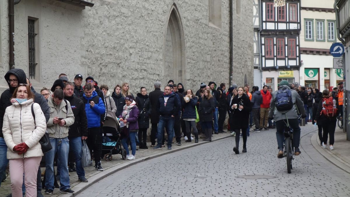 Schon lange vor dem Beginn einer Impfaktion im Studentenclub Engelsburg in der Erfurter City bildete sich eine lange Schlange. Sie reichte am Nachmittag bereits über den Domplatz bis in die Pergamentergasse hinein.