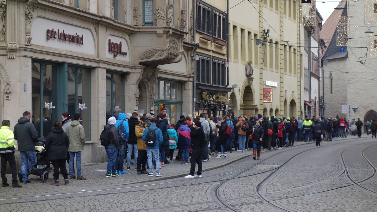 Schon lange vor dem Beginn einer Impfaktion im Studentenclub Engelsburg in der Erfurter City bildete sich eine lange Schlange. Sie reichte am Nachmittag bereits über den Domplatz bis in die Pergamentergasse hinein.