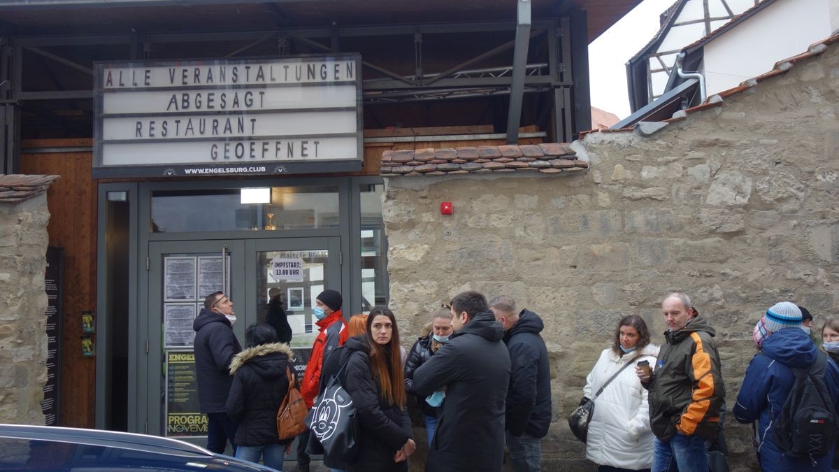 Schon lange vor dem Beginn einer Impfaktion im Studentenclub Engelsburg in der Erfurter City bildete sich eine lange Schlange. Sie reichte am Nachmittag bereits über den Domplatz bis in die Pergamentergasse hinein.