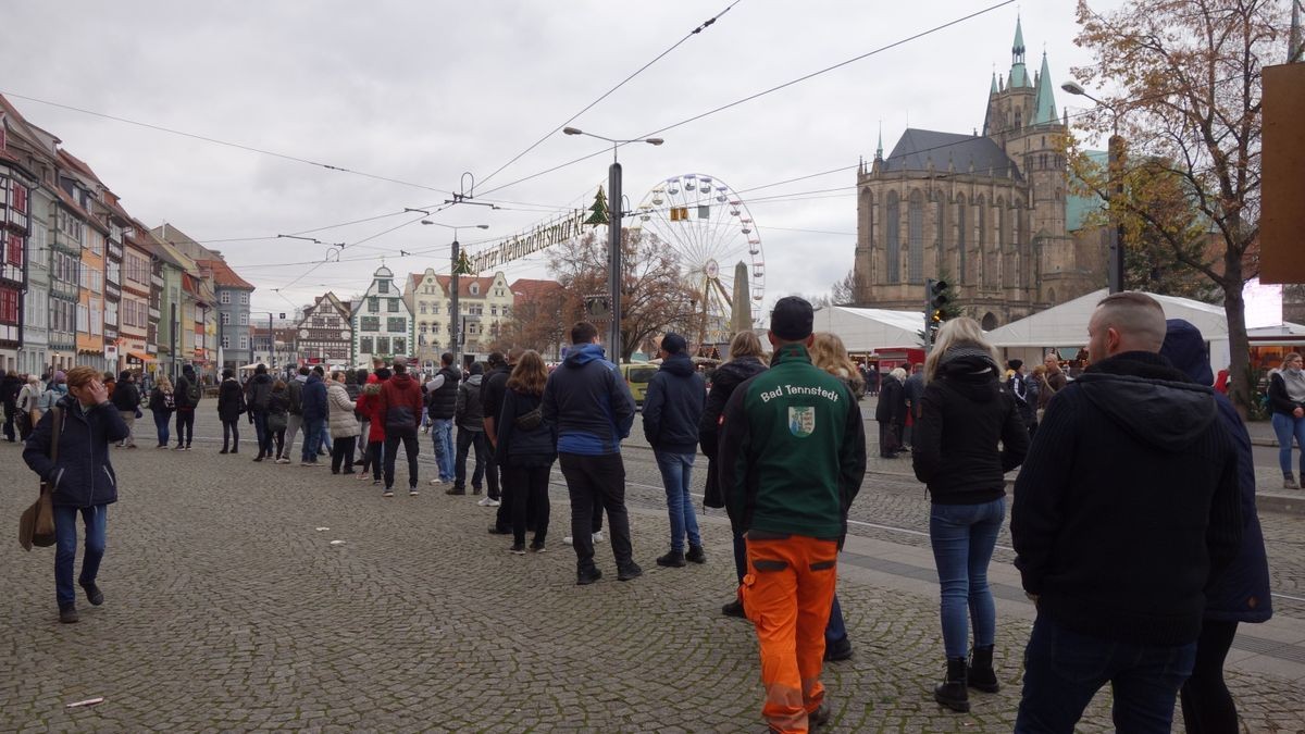 Schon lange vor dem Beginn einer Impfaktion im Studentenclub Engelsburg in der Erfurter City bildete sich eine lange Schlange. Sie reichte am Nachmittag bereits über den Domplatz bis in die Pergamentergasse hinein.