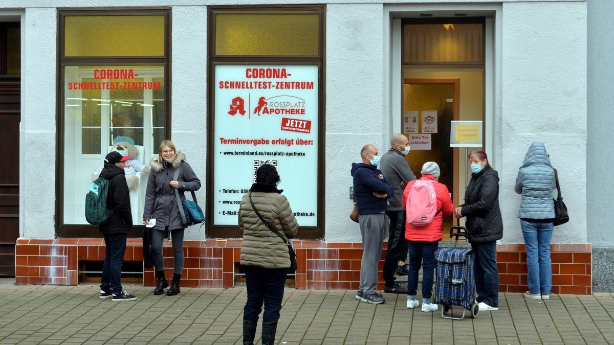 Auch in Gera waren die Corona-Testzentren, wie hier von der Apotheke am Rossplatz, am Mittwoch teilweise stark frequentiert.