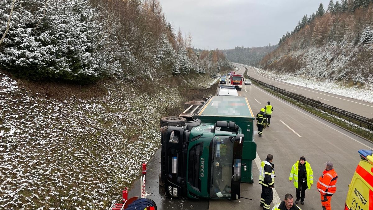 Ein Lkw ist auf der A71 umgekippt.